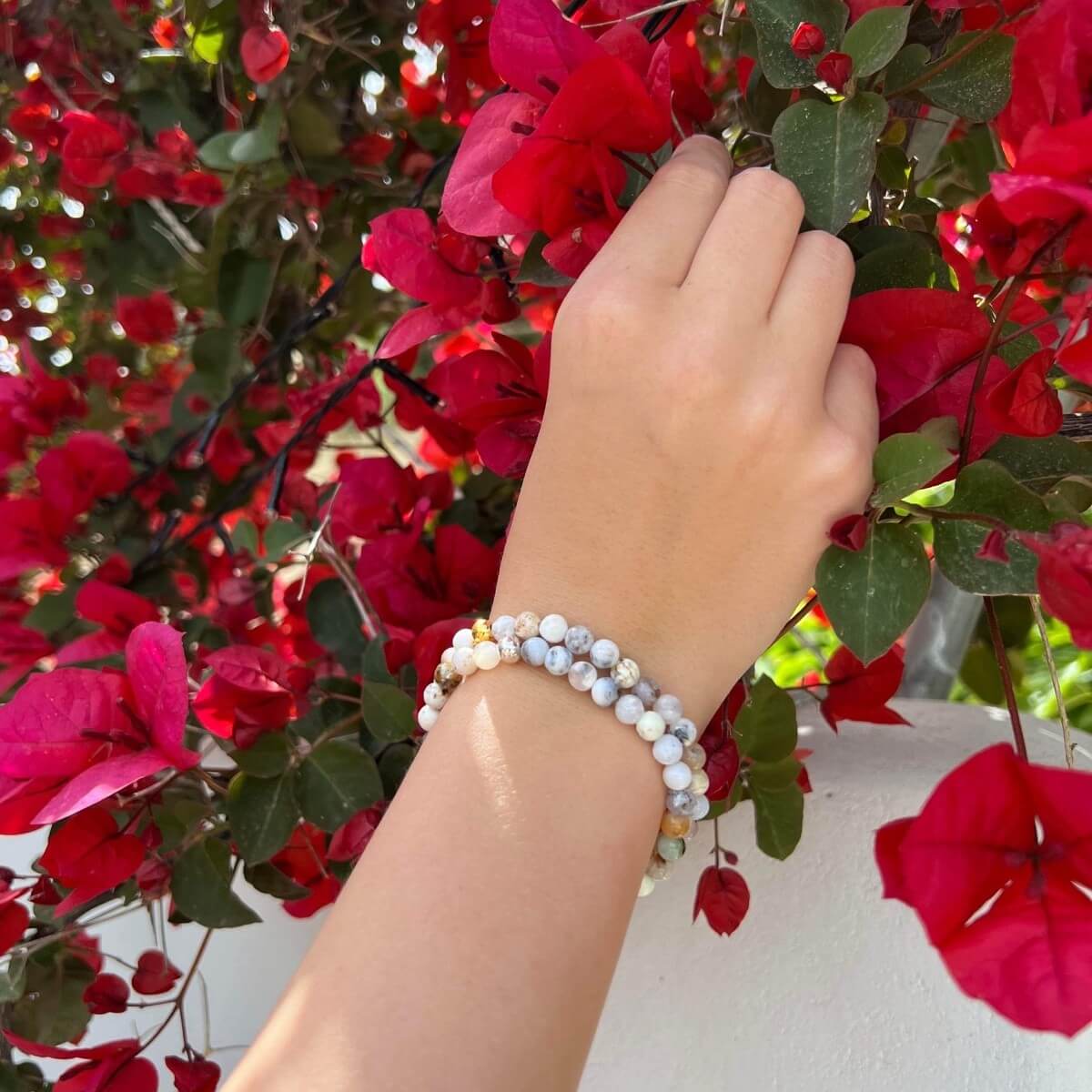 Sommer billede af Hvid Opal krystal armbånd med 6mm perler